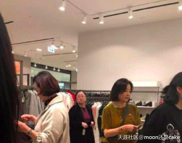 64岁林青霞素颜一个人逛街，网友：女神没洗头？:陶敏明