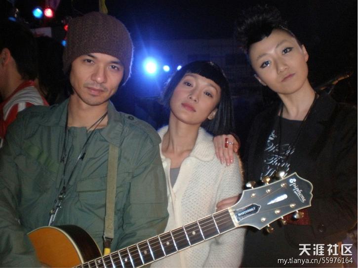 春晚小宫女唐奕霖乐于慈善是商界名媛