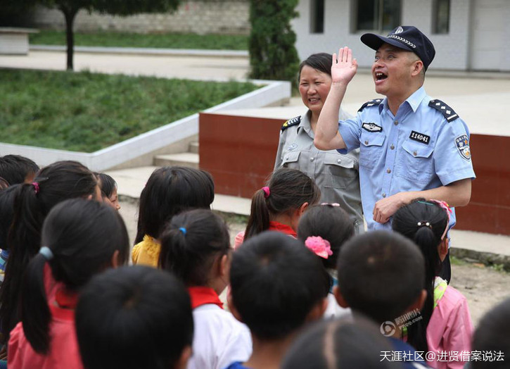 盲警以妻子为“眼” 驻站铁路十余年(转载)