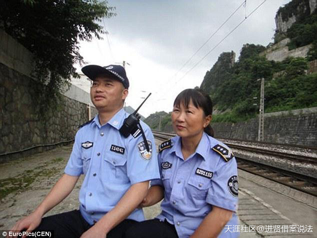 盲警以妻子为“眼” 驻站铁路十余年(转载)