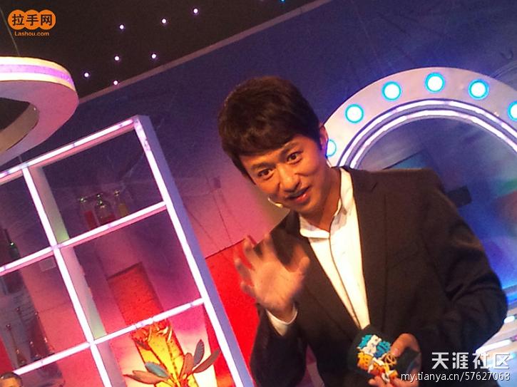 伍洲彤老师吃蚂蚱伍洲彤，喻恩泰吃蜻蜓……虫子你敢吃吗？吃虫子能改变世界你信吗？