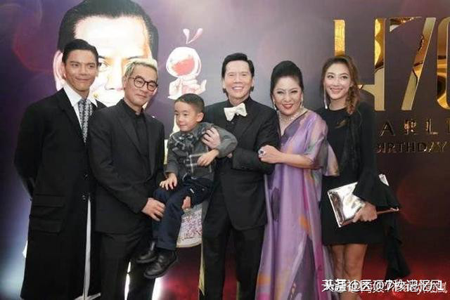 应采儿挺孕肚现身坐实怀孕传闻 与友人逛婴幼店不见陈小春陪伴