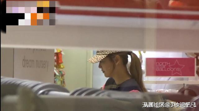 应采儿挺孕肚现身坐实怀孕传闻 与友人逛婴幼店不见陈小春陪伴