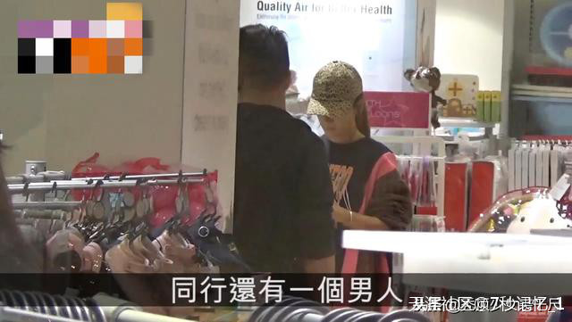 应采儿挺孕肚现身坐实怀孕传闻 与友人逛婴幼店不见陈小春陪伴