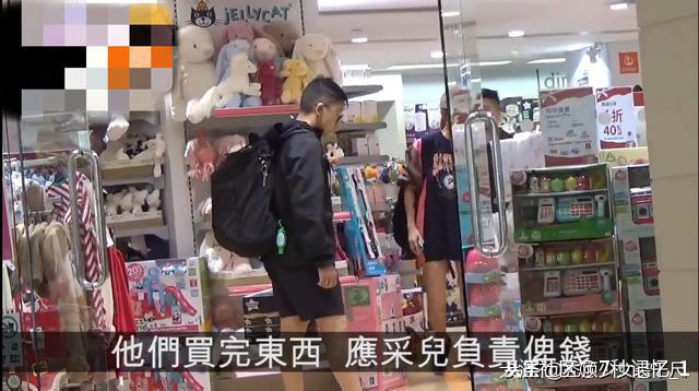 应采儿挺孕肚现身坐实怀孕传闻 与友人逛婴幼店不见陈小春陪伴