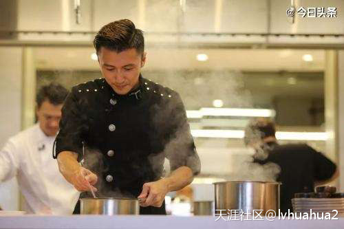 38岁谢霆锋晒开年全家宴江耀城，亲爸谢贤与继父同框，王菲没出席？