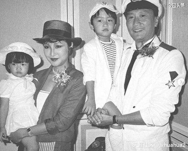 38岁谢霆锋晒开年全家宴江耀城，亲爸谢贤与继父同框，王菲没出席？