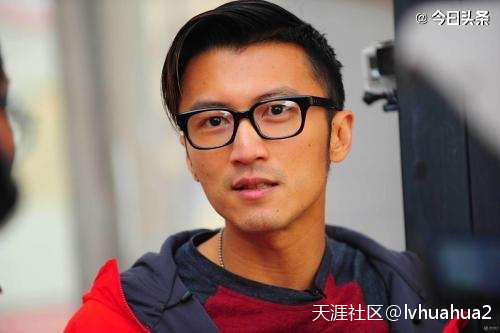 38岁谢霆锋晒开年全家宴江耀城，亲爸谢贤与继父同框，王菲没出席？