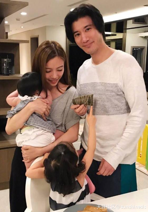 “星二代”户口本上真实名字贾云馨，嗯哼最霸气，而他的没有一笔是弯的